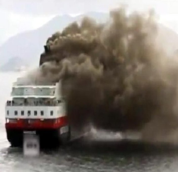 Seyir halindeki 478 yolculu İtalyan feribotu yanıyor