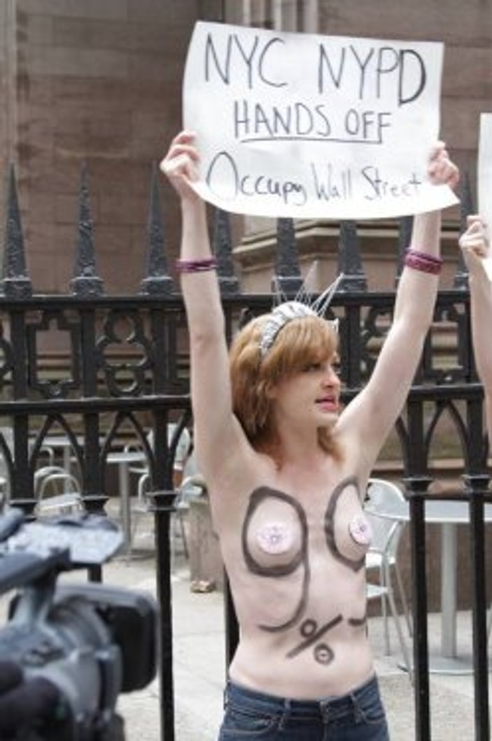 FEMEN grubu kapitalizm için soyundu 