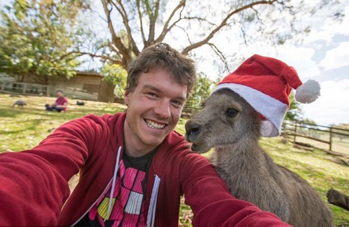 Allan Dixon'un en büyük tutkusu hayvanlarla selfie çekmek