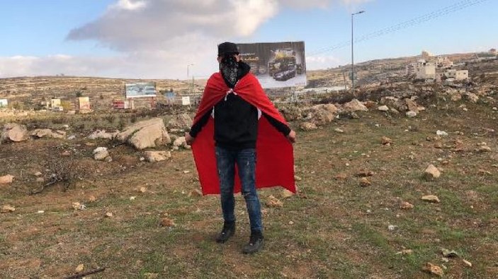 Ramallah’ta Türk bayraklı protestocu dikkat çekti