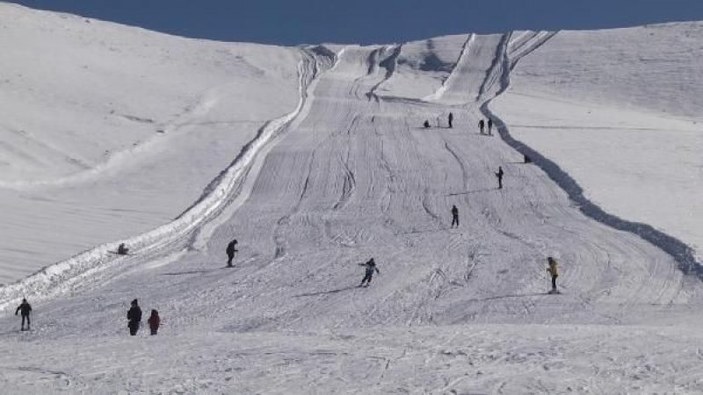 Hakkari'de 2 bin 700 rakımda kayak keyfi 