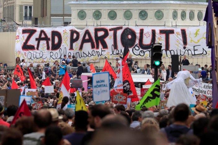 Fransa'da 250 bin Macron karşıtı ayaklandı