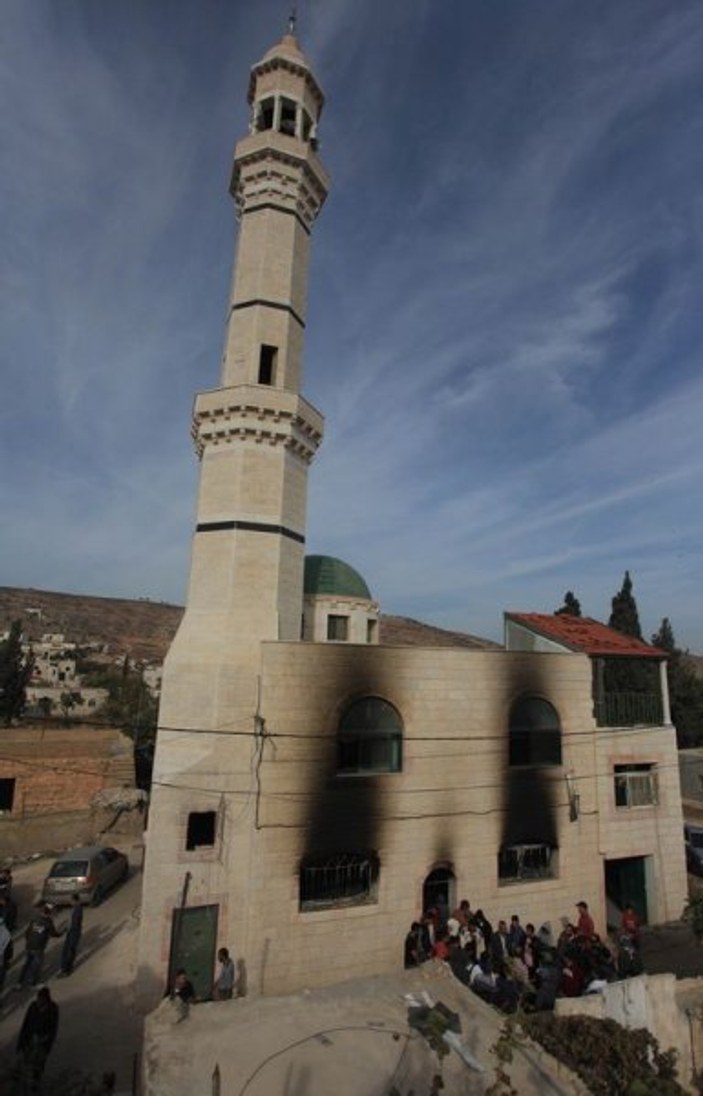 Yahudi yerleşimciler Batı Şeria'da cami yaktı