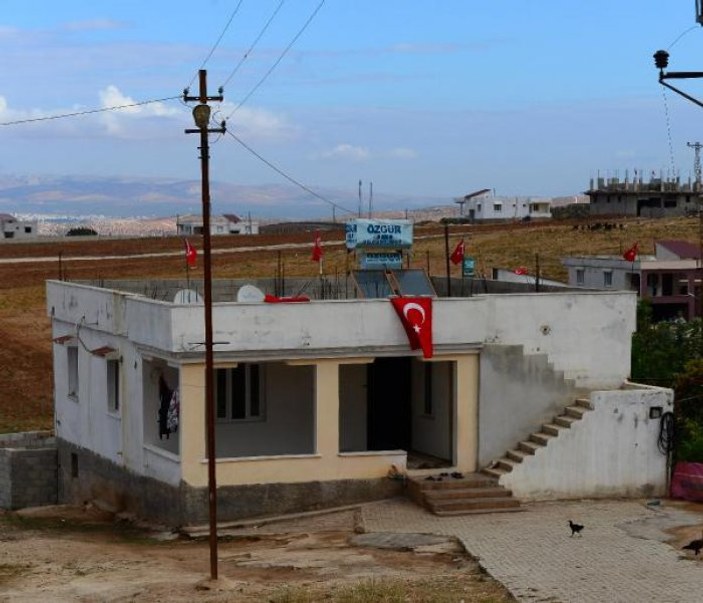 Sınırdaki evlere Türk bayrağı