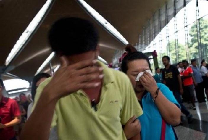 Kaybolan Malezya uçağındaki yolcuların yakınları endişeyle bekliyor