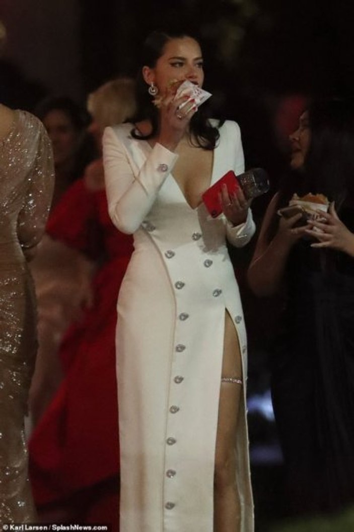Adriana Lima diyeti bozdu 