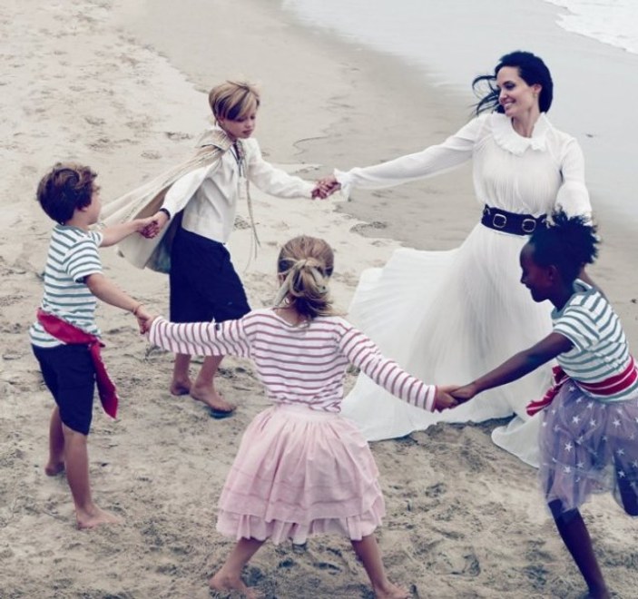Angelina Jolie ve Brad Pitt 6 çocuğu ile Vogue'a poz verdi 