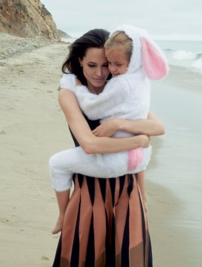 Angelina Jolie ve Brad Pitt 6 çocuğu ile Vogue'a poz verdi 