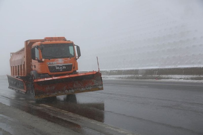 Bolu Dağı'nda kar ulaşıma kar engeli