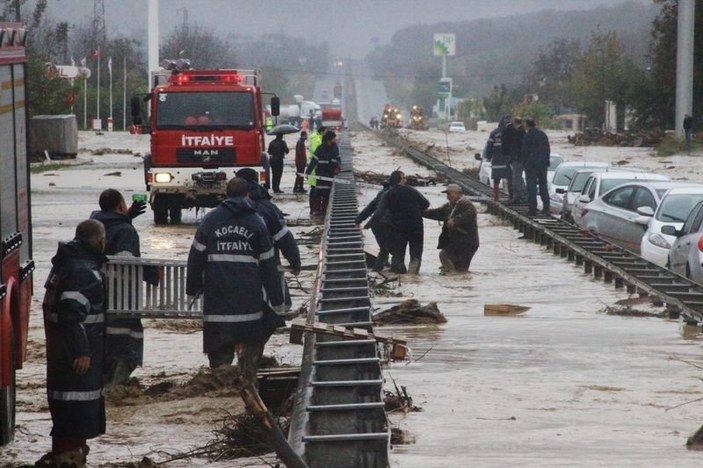 Kocaeli-Sakarya karayolu sel nedeniyle ulaşıma kapandı