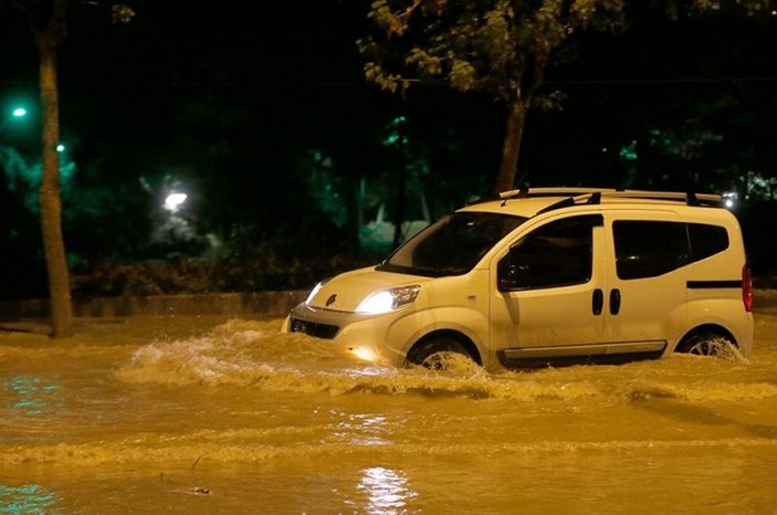 İstanbul'da sağanak yağış etkisini sürdürüyor 