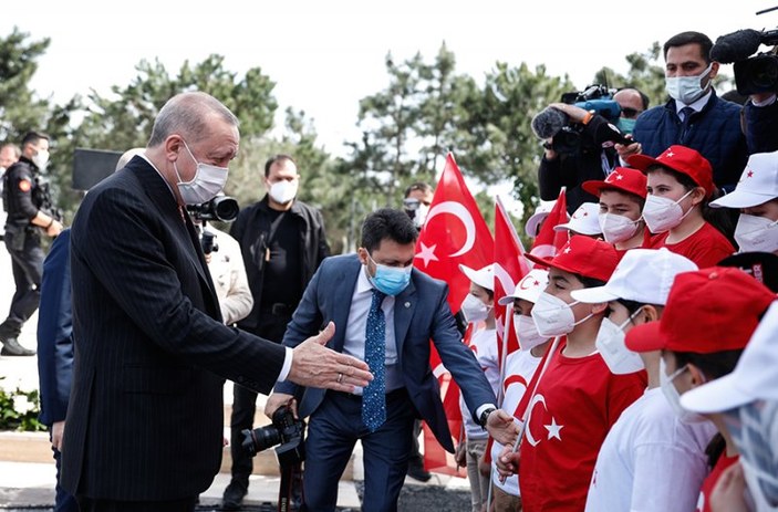 Dev Türk bayrağı, Çamlıca'da göndere çekildi