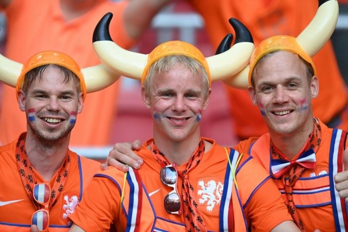 Hollanda-Ukrayna maçında tribünlerde renkli görüntüler oluştu