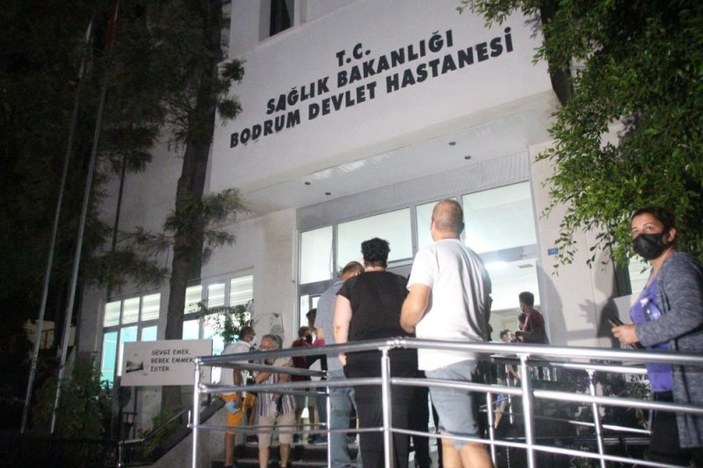 Türkiye'de aşılama hızlandı, hastanelerde kuyruk oluştu
