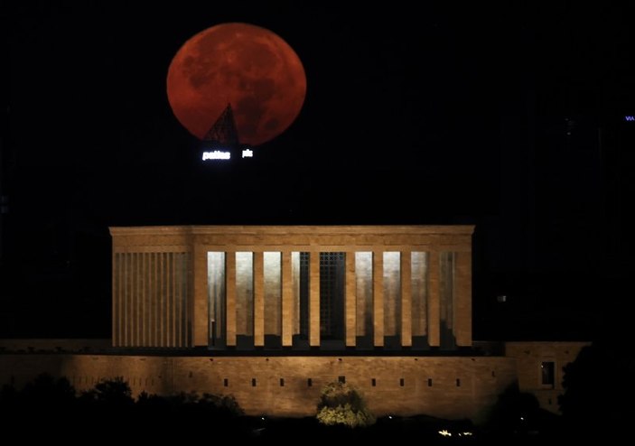 Ankara'da dolunay Anıtkabir'i aydınlattı