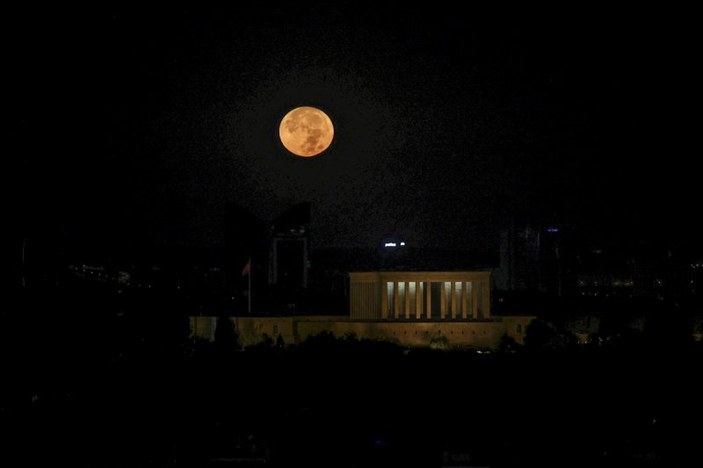 Ankara'da dolunay Anıtkabir'i aydınlattı