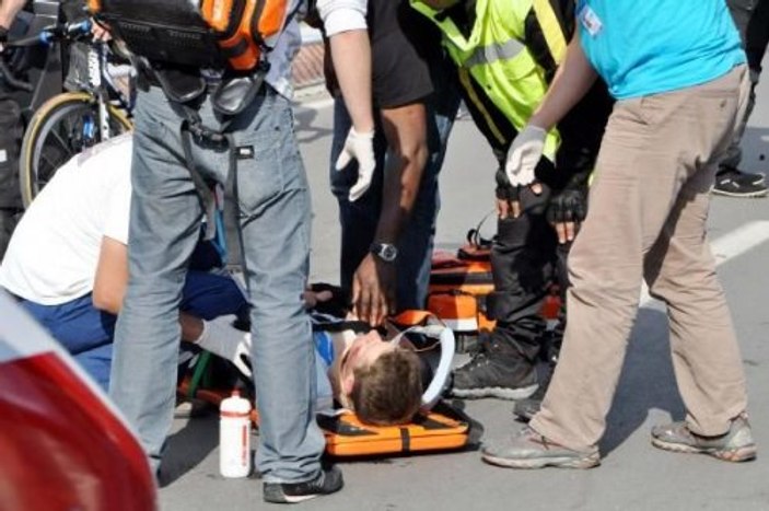 Antalya'da 50 bisikletçi devrildi
