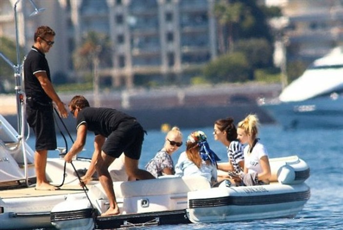 Leonardo DiCaprio bir tekne dolusu kızla tatil yaptı