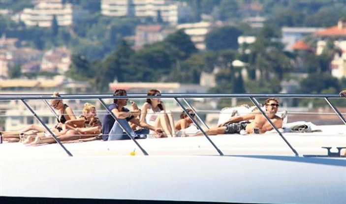 Leonardo DiCaprio bir tekne dolusu kızla tatil yaptı