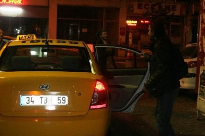 Nejat İşler ve Berrak Tüzünataç Taksim'de yakalandı 
