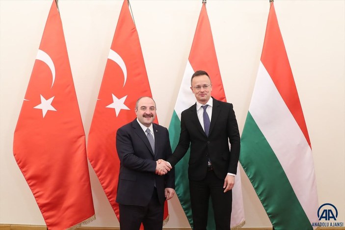 Bakan Varank, Macaristan'a Türk yapımı roketatar sistemini önerdi