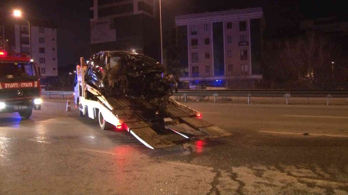 Çekmeköy’de kontrolden çıkıp takla atan aracın motoru yola fırladı: 3 yaralı #3