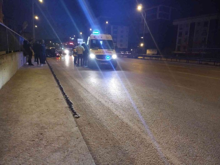Çekmeköy’de kontrolden çıkıp takla atan aracın motoru yola fırladı: 3 yaralı #5