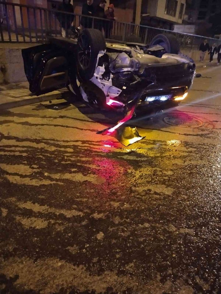Çekmeköy’de kontrolden çıkıp takla atan aracın motoru yola fırladı: 3 yaralı #6