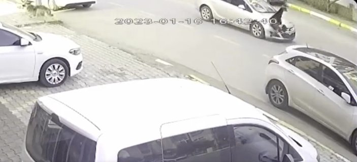 İzmir'de köpekten kaçan çocuğa otomobil çarptı