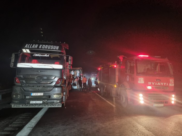 Mersin'de otobüs demir profil yüklü TIR'a çarptı 3 ölü, 20 yaralı #5