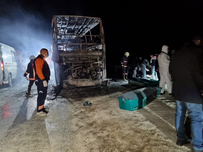 Mersin'de otobüs demir profil yüklü TIR'a çarptı 3 ölü, 20 yaralı #9
