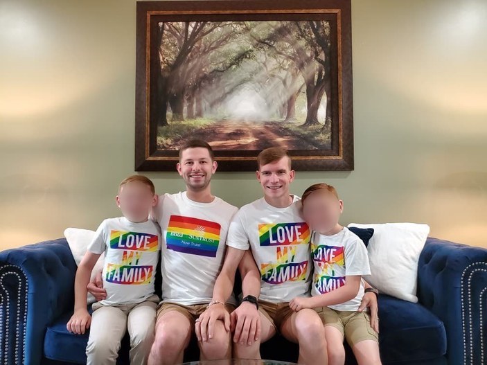 ABD’de eşcinsel evli çift, evlat edindikleri iki çocuğu istismar etti