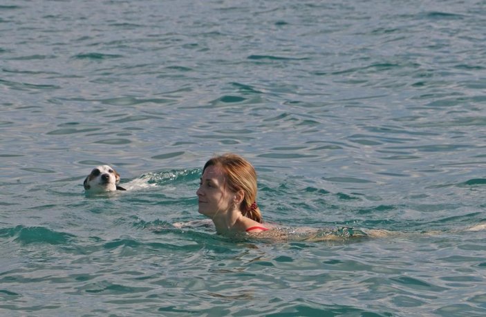 Antalya’da zirve beyaza bürünürken sahilde denize girdiler