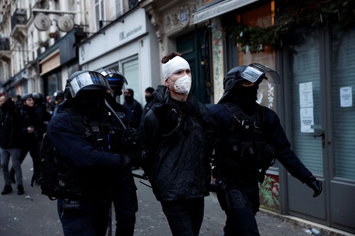 Fransa'da emeklilik yaşı protestolarında polisten sert müdahale