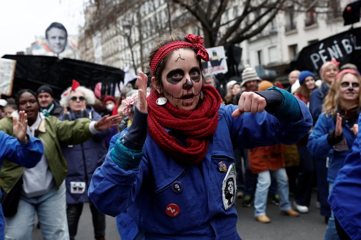 Fransa'da emeklilik yaşı protestolarında polisten sert müdahale