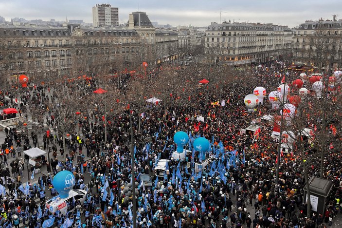 Fransa'da emeklilik yaşı protestolarında polisten sert müdahale