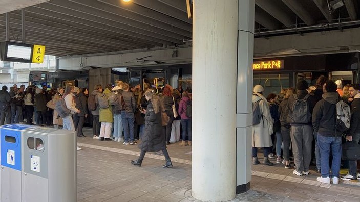 Hollanda'da toplu taşıma çalışanları greve gitti