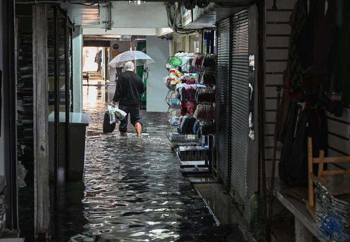 İzmir'de sağanak su baskınlarına neden oldu #13