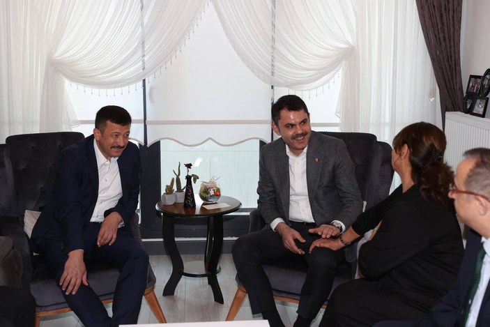 Murat Kurum İzmir Bayraklı'da depremzede Hatice Baltrak'ı evinde ziyaret etti