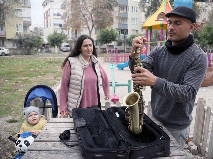 Antalya'da geçim kaynağı çalınan Abbas, yeni saksafonuna kavuştu