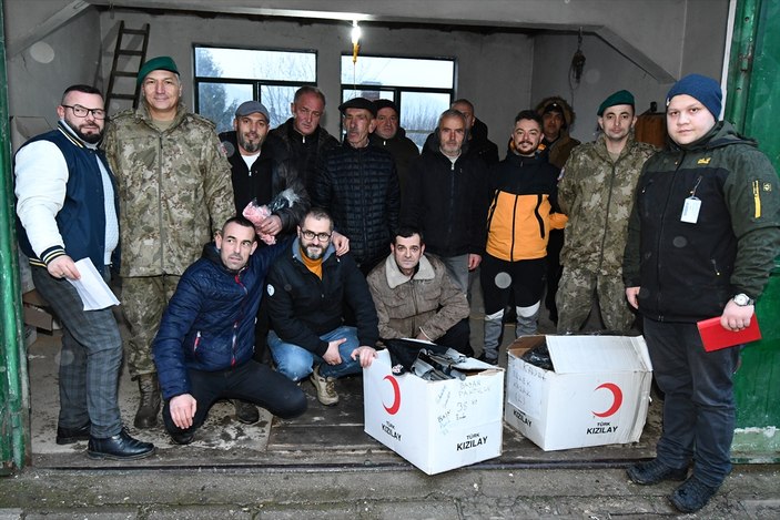 Türk askeri Kosova'da selden etkilenenlere giysi yardımı yaptı