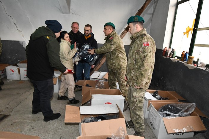 Türk askeri Kosova'da selden etkilenenlere giysi yardımı yaptı