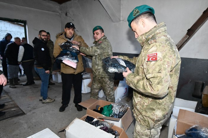 Türk askeri Kosova'da selden etkilenenlere giysi yardımı yaptı