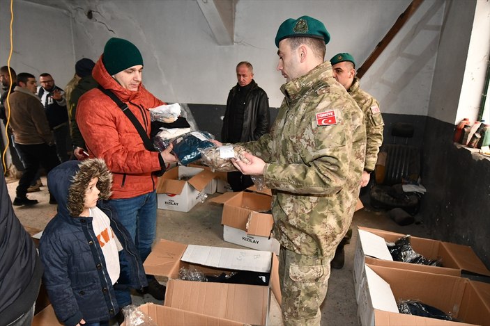 Türk askeri Kosova'da selden etkilenenlere giysi yardımı yaptı