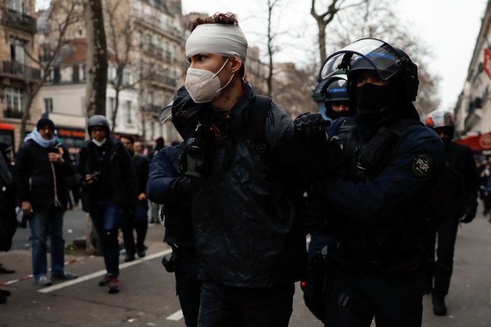 Fransa'da emeklilik reformu protestolarına set müdahale