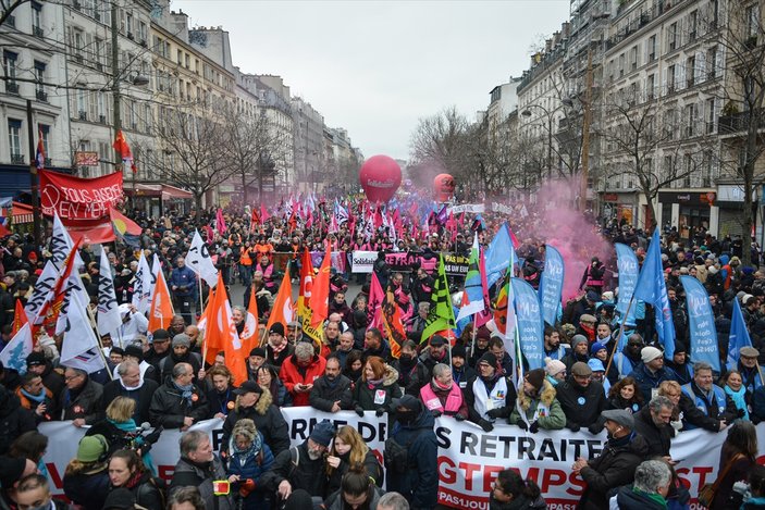 Fransa'da emeklilik reformu protestolarına set müdahale