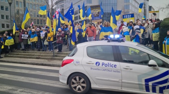 Belçika'da AB Konseyi binası önünde Ukraynalılardan 'tank' protestosu