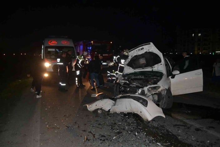 Çorlu’da iki otomobil kafa kafaya çarpıştı: 1 ölü, 3 yaralı #4