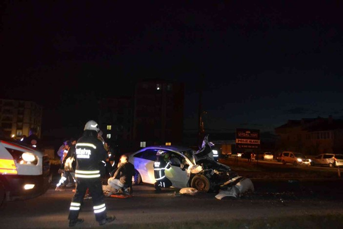Çorlu’da iki otomobil kafa kafaya çarpıştı: 1 ölü, 3 yaralı #5