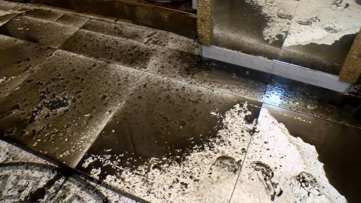 Laleli'de kiracısını çıkarabilmek için tavanı delerek sarımsaklı su döktü